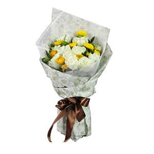 鲜花/许你一世芳菲:11枝白玫瑰，11枝黄色洋牡丹。
包 装:玻璃纸和