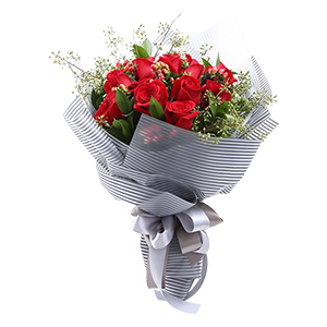 鲜花/就是爱你:11枝精品红玫瑰， 栀子叶，情人草间插
花 语:与