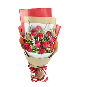鲜花/爱的惊喜:12枝红玫瑰
包 装:白色、大红色包装纸和牛皮纸扇