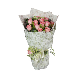 鲜花/喜悦满怀:12枝戴安娜玫瑰。 配材：蕾丝、尤加利、黄英、绿叶间
