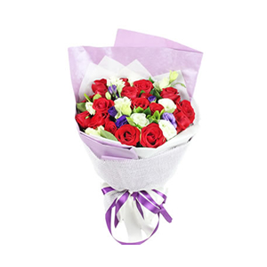 鲜花/爱情绽放:18枝红玫瑰
包 装:高档紫色韩式珠光纸、白色草编