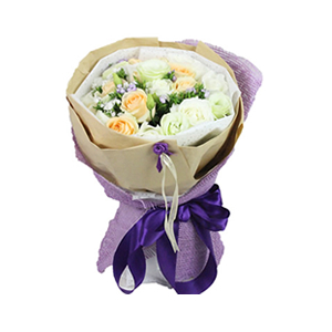 鲜花/最爱:9枝白玫瑰，9枝香槟玫瑰
包 装:高档牛皮纸、紫色