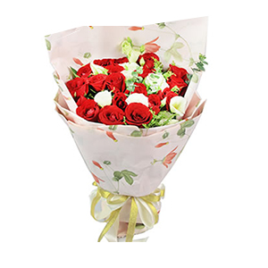 鲜花/不散:19枝红玫瑰，8只桔梗，黄莺和尤加利点缀。
包 装