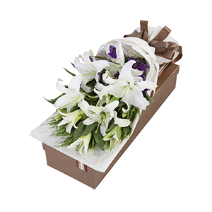 鲜花/香水百合:匠心设计，9朵香水百合
包 装:高档礼盒包装，赠送