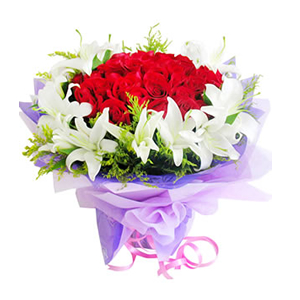 鲜花/庆幸有你:30枝红玫瑰，10枝白百合
包 装:紫色玻璃纸内衬