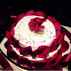 蛋糕/满满的爱:优质奶油、鸡蛋牛奶蛋糕胚、玫瑰花瓣装饰
包 装:高