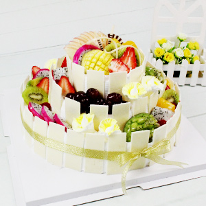 蛋糕/生日欢乐派:原材料:三层圆形鲜奶水果蛋糕、时令水果艺术装饰、纯手工巧克力