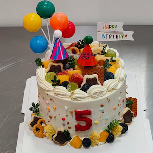 蛋糕/童梦气球:水果乳脂奶油蛋糕
祝 愿:呼应蛋糕的气球装饰，贴合
