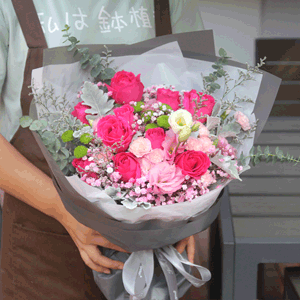鲜花/妈妈的爱:11朵桃红玫瑰，多头康乃馨，桃红玫瑰缺货时会用粉玫瑰