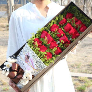 鲜花/一见倾心:19枝红玫瑰礼盒+2只小熊
花 语:与你一见如故，